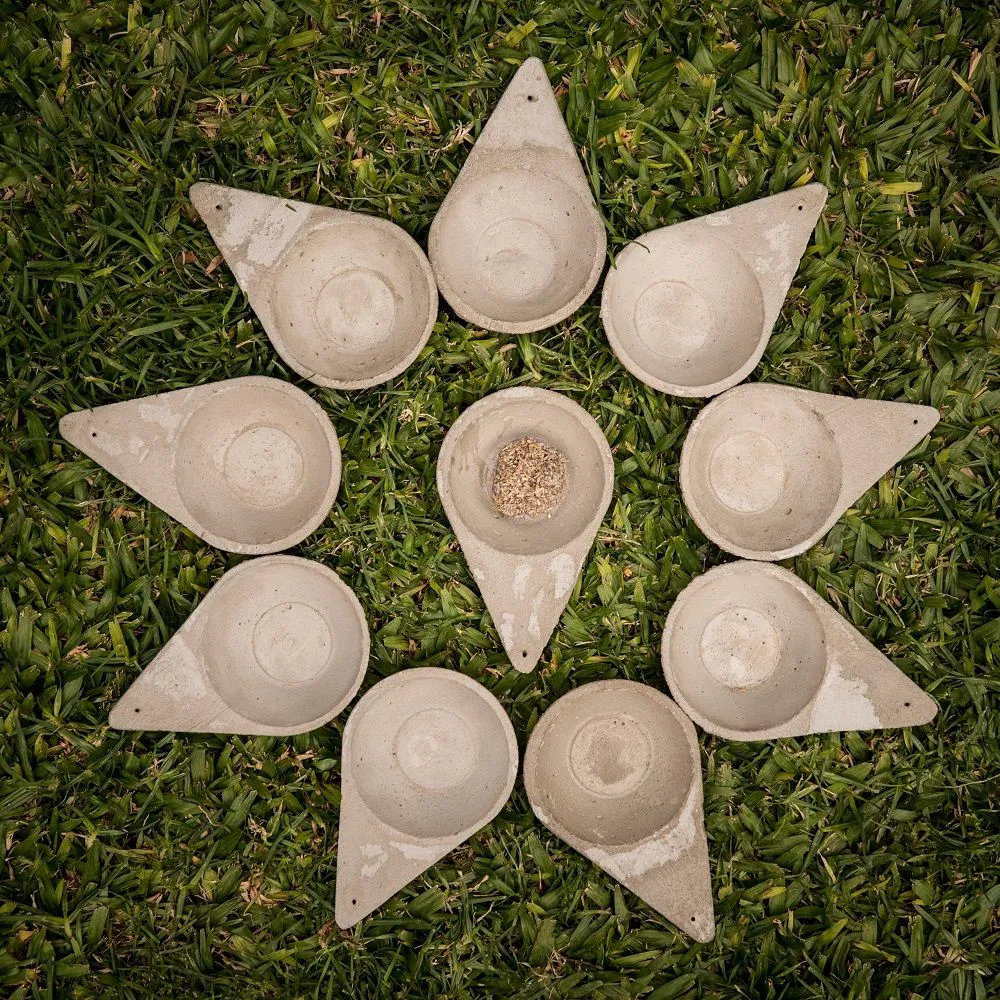 [009F] Horno de incienso triangular de cemento - Sagrada Madre